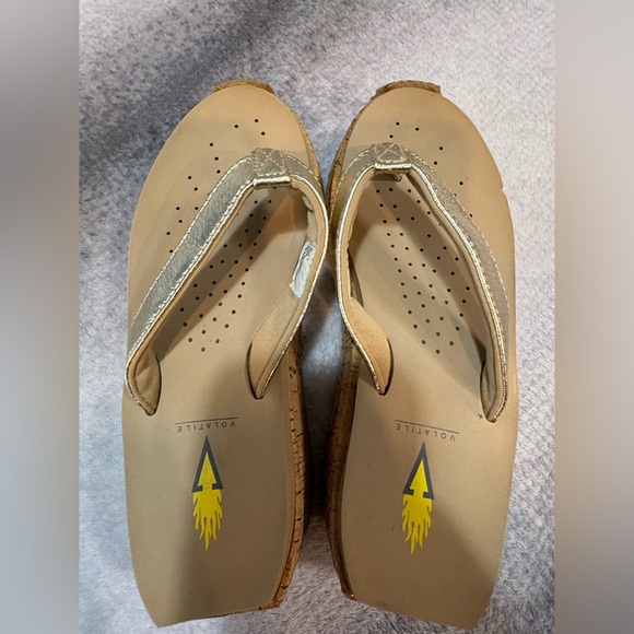 VOLATILE Women's‎ Neville Gold Metallic Comfy Thong Wedge Sandals Shoes 7 - Picture 8 of 8